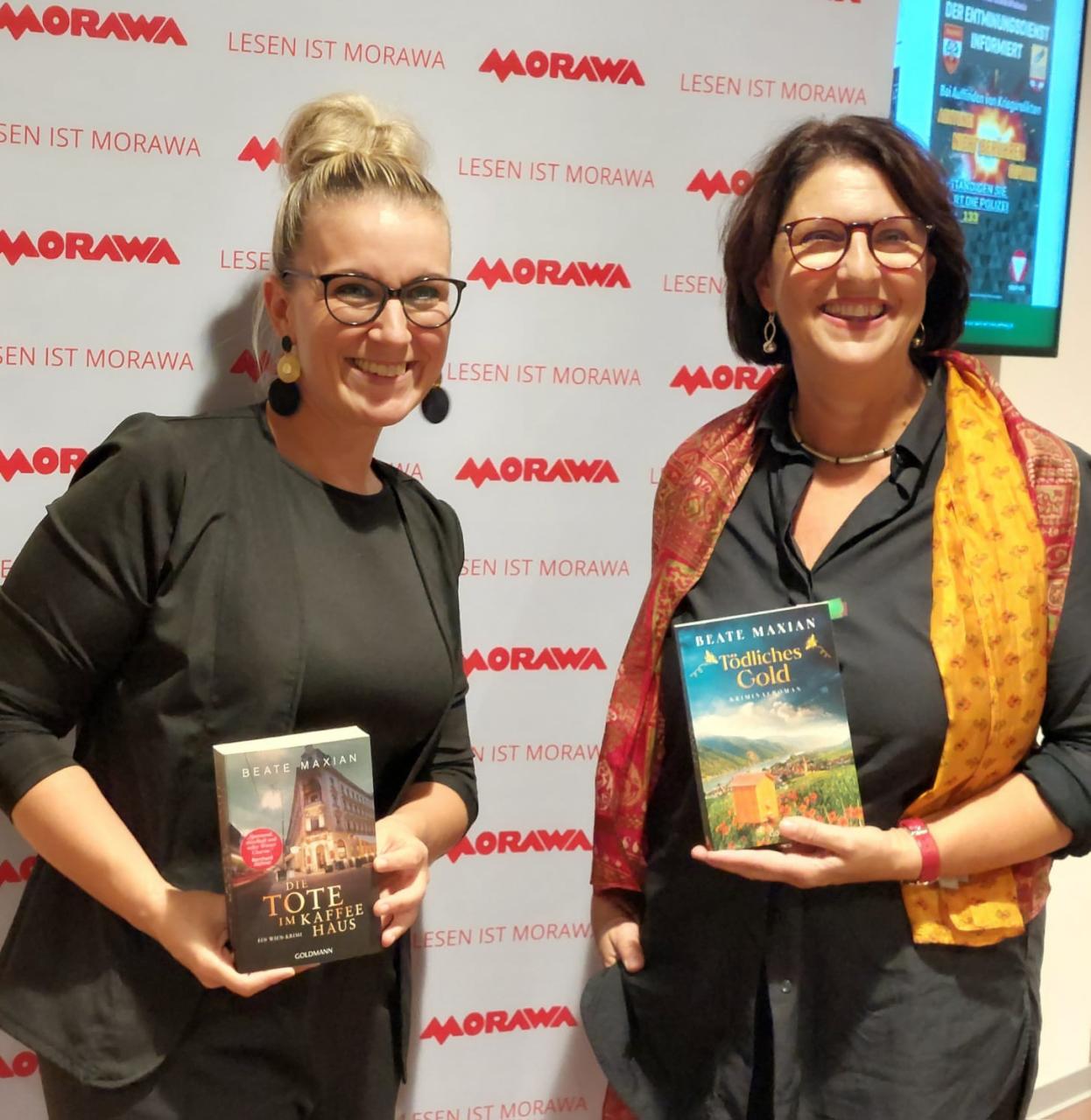 Beate Maxian mit Bibliotheksleiterin Kerstin Neuherz