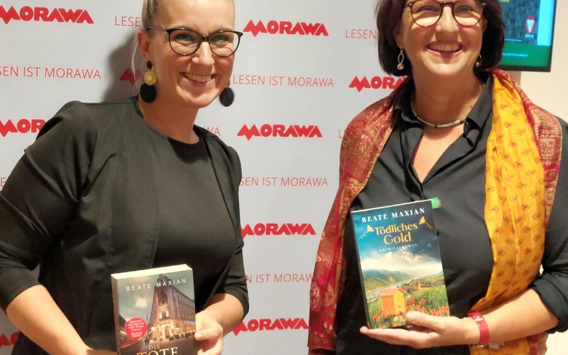 Beate Maxian mit Bibliotheksleiterin Kerstin Neuherz