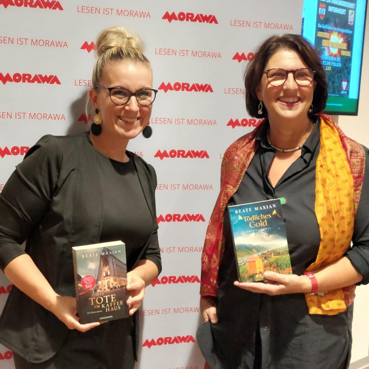 Beate Maxian mit Bibliotheksleiterin Kerstin Neuherz